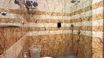 Deluxe Room | Bathroom