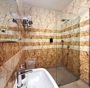 Deluxe Room | Bilik Mandi | Pancuran mandi, tuala disediakan, sabun, syampu 