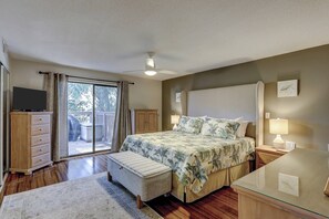 Free WiFi, bed sheets - Updated Luxury 3 BR Queens Grant lagoon view Bikes & Beach gear included (Hilton Head Island)
