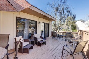 Outdoor dining - Updated Luxury 3 BR Queens Grant lagoon view Bikes & Beach gear included (Hilton Head Island)