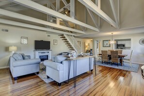 TV - Updated Luxury 3 BR Queens Grant lagoon view Bikes & Beach gear included (Hilton Head Island)