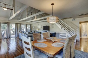 Dining - Updated Luxury 3 BR Queens Grant lagoon view Bikes & Beach gear included (Hilton Head Island)