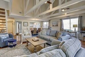 TV - Updated Luxury 3 BR Queens Grant lagoon view Bikes & Beach gear included (Hilton Head Island)