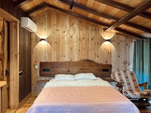 Tabla de planchar con plancha, wifi y ropa de cama 