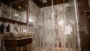 淋浴设施、免费洗浴用品、毛巾