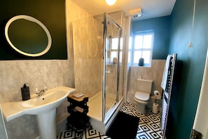 Dusche, Haartrockner, Handtücher, Seife