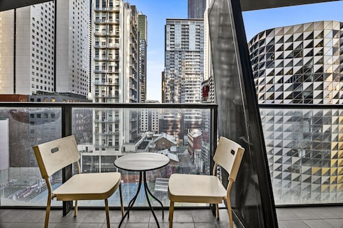 Central 2 Bed Apartment Near Melbourne CBD