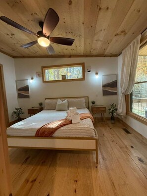 2 bedrooms, iron/ironing board, free WiFi, bed sheets - Welcome to our cozy cabin-Mountain Delight on the Georgia/Tennesse border. (McCaysville)