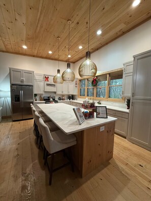 Fridge, microwave, oven, stovetop - Welcome to our cozy cabin-Mountain Delight on the Georgia/Tennesse border. (McCaysville)