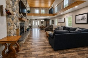 Smart TV - A tranquil, fully furnished country home. Country views meet modern comfort. (Connersville)