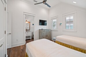 4 Schlafzimmer, Schreibtisch, BĂŒgeleisen/BĂŒgelbrett, kostenloses WLAN