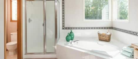 Secadora de cabello, toallas, jabón, papel de baño