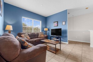 Smart TV, books - Oakwater Resort | Minutes to Disney and Pet Friendly (Kissimmee)