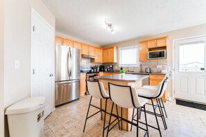 Fridge, microwave, oven, dishwasher - Spacious 3 BR Corner home in Covemeadow (Calgary)