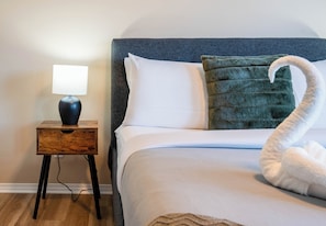 Tabla de planchar con plancha, wifi gratis y ropa de cama 