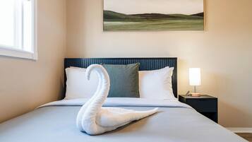 Tabla de planchar con plancha, wifi gratis y ropa de cama