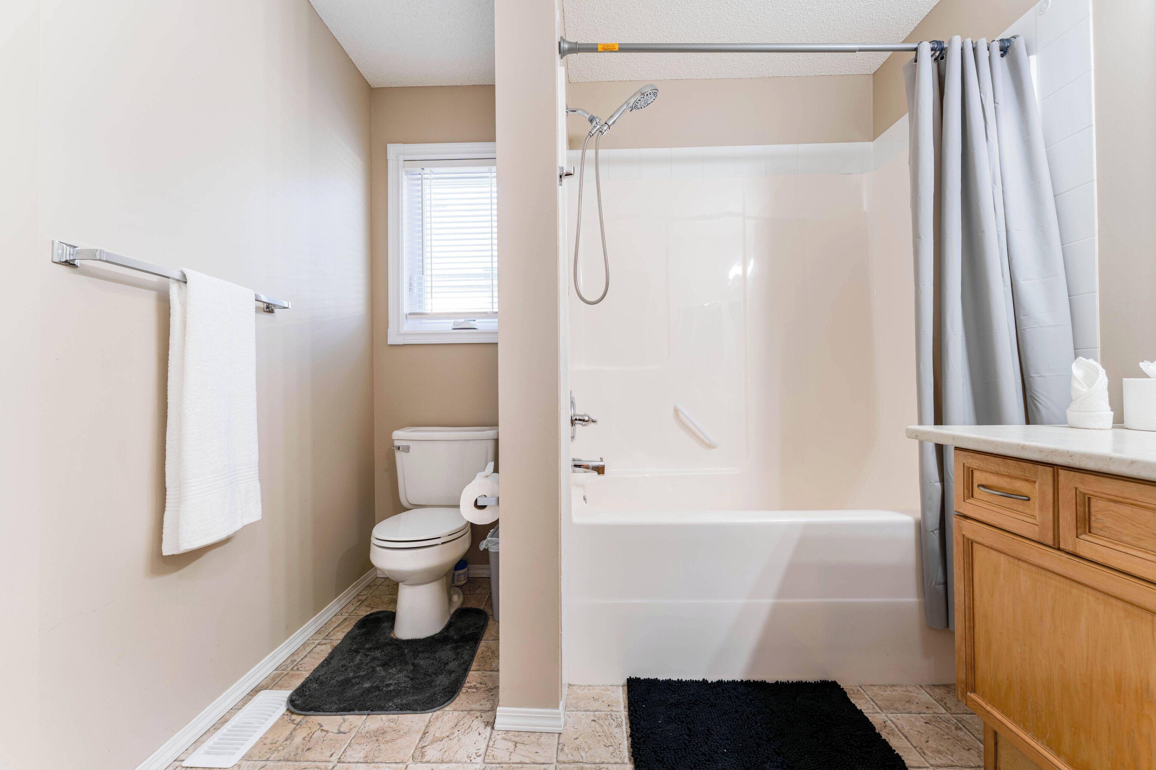 Ein Badezimmer mit Toilette, Badewanne und Duschvorhang.