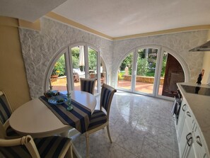 Kühlschrank, Mikrowelle, Ofen, Geschirrspüler