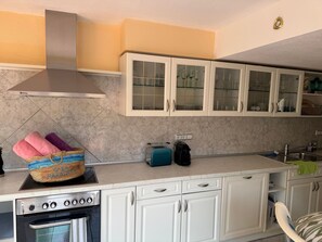 Kühlschrank, Mikrowelle, Ofen, Geschirrspüler