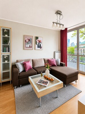 Comfort-Apartment, Stadtblick | Wohnbereich | 40-Zoll-Flachbildfernseher mit Satellitenempfang