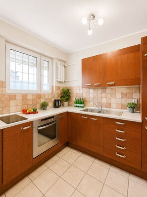 Comfort Apartment, City View | Private kitchen | Fridge, oven, stovetop, high chair - Lumina Apart near Metro in the Center (Warszawa)