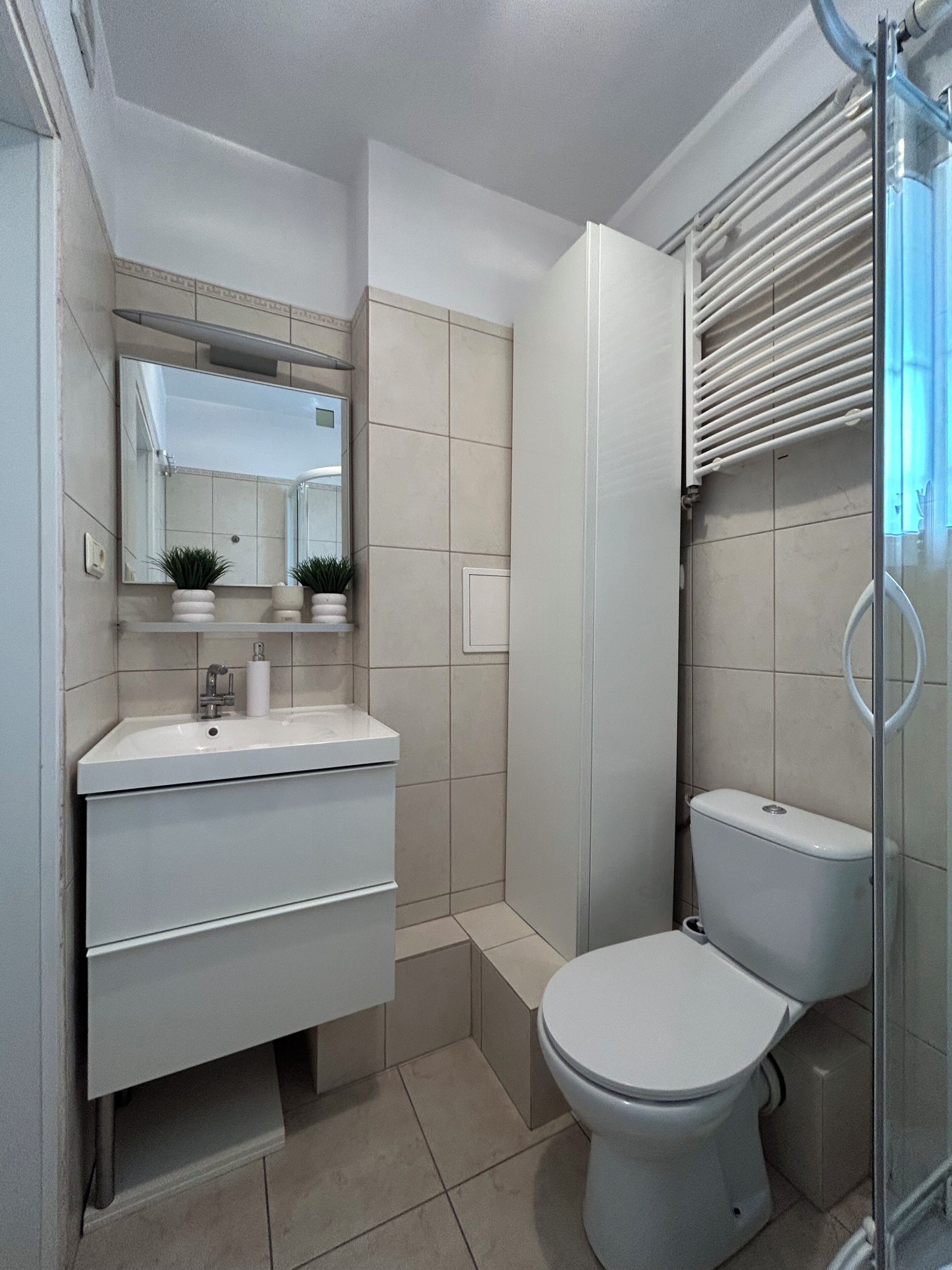 Comfort Apartment, City View | Bathroom | Hair dryer, towels, soap, toilet paper