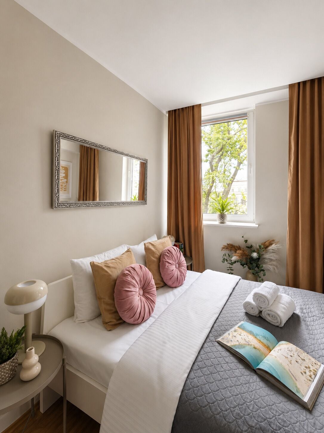 Comfort appartement, uitzicht op stad | Luxe beddengoed, een bureau, een laptopwerkplek