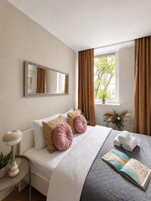 Comfort Apartment, City View | Peralatan tempat tidur premium, meja, ruang kerja komputer riba 