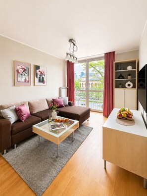 Apartamento conforto, vista para a cidade | Área de estar | TV de tela plana 40 polegadas com canais via satélite
