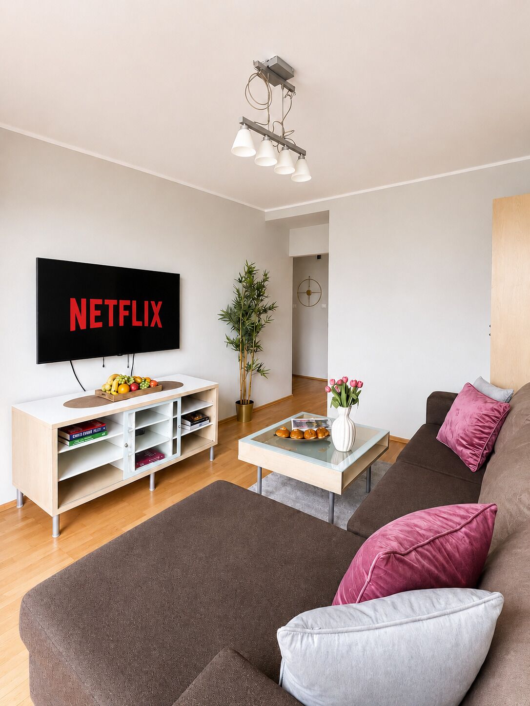 Comfort-Apartment, Stadtblick | Wohnbereich | 40-Zoll-Flachbildfernseher mit Satellitenempfang