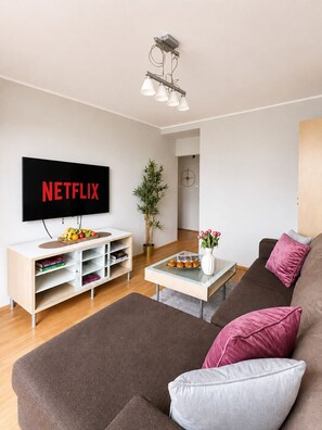Comfort-Apartment, Stadtblick | Wohnbereich | 40-Zoll-Flachbildfernseher mit Satellitenempfang