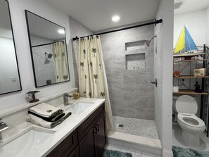 Shower, hair dryer, towels, toilet paper - Fort Myers waterfront home (Fort Myers)