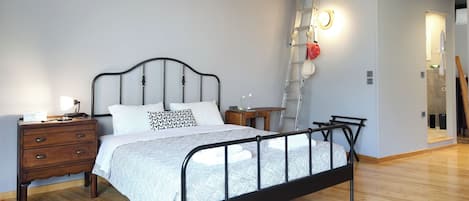 Tabla de planchar con plancha, internet y ropa de cama