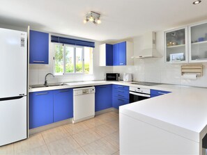 Kühlschrank, Mikrowelle, Ofen, Geschirrspüler