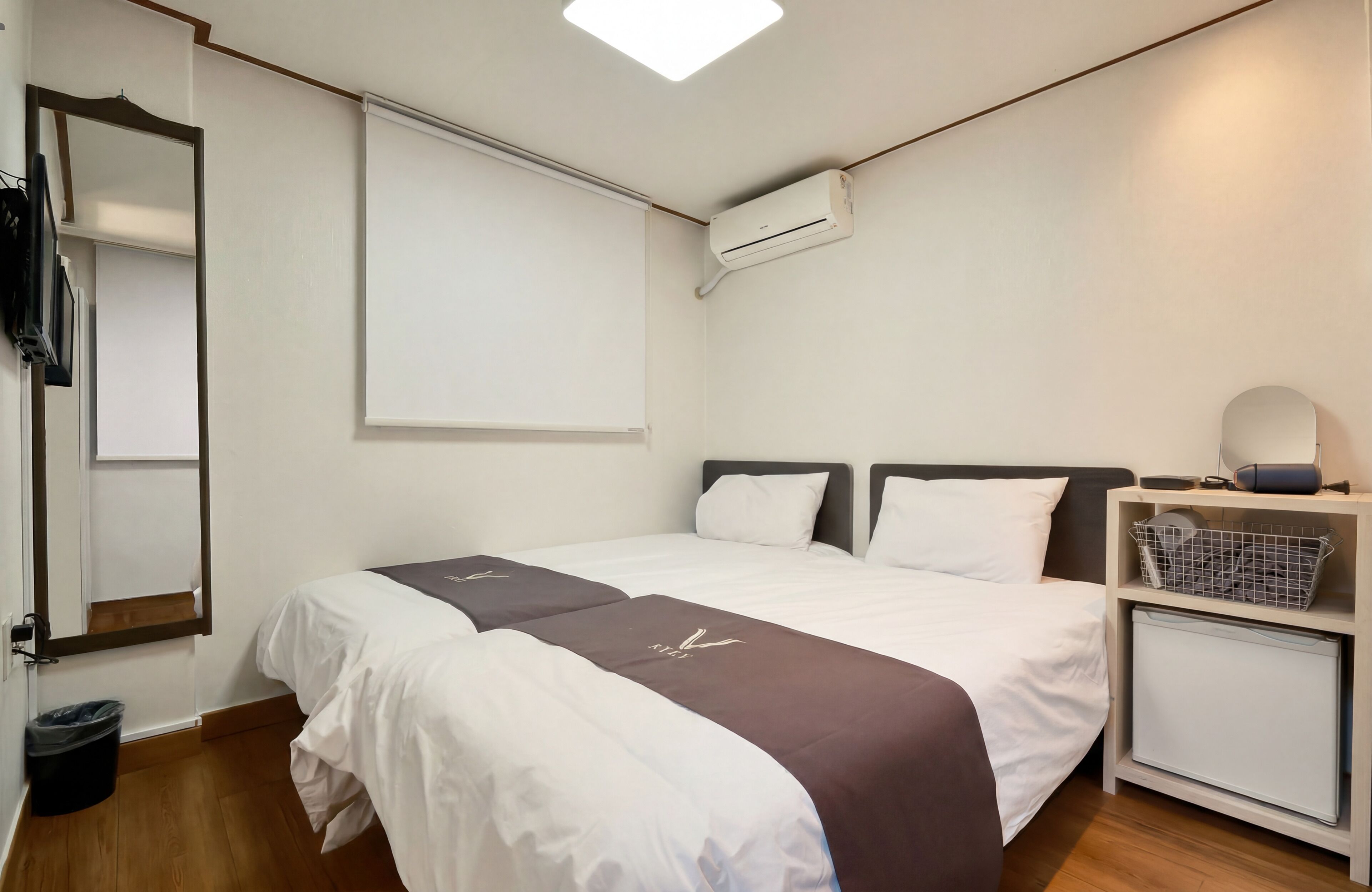 Habitación con 2 camas individuales | Tabla de planchar con plancha, wifi gratis y ropa de cama 