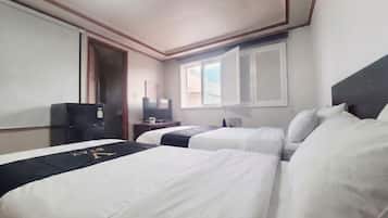 Vierpersoonskamer, uitzicht op bergen | Een strijkplank/strijkijzer, gratis wifi, beddengoed