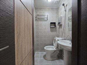 Shower, hair dryer, slippers, towels - V Stay (Jung-gu)