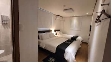 Triple Room | Iron/ironing board, free WiFi, bed sheets