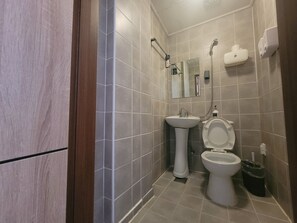 Habitación triple | Baño | Regadera, secadora de cabello, toallas, shampoo 