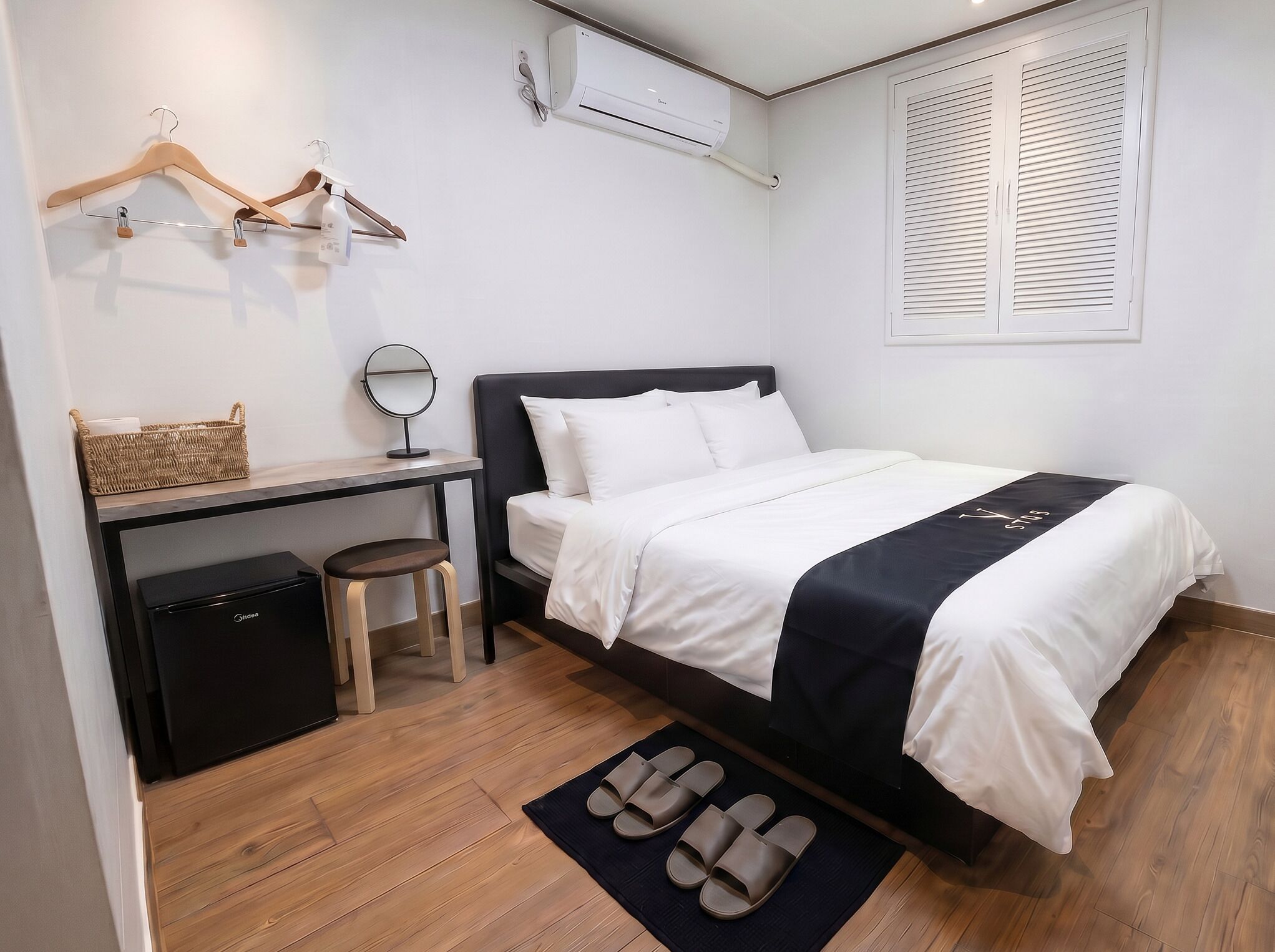 Double Room | Iron/ironing board, free WiFi, bed sheets