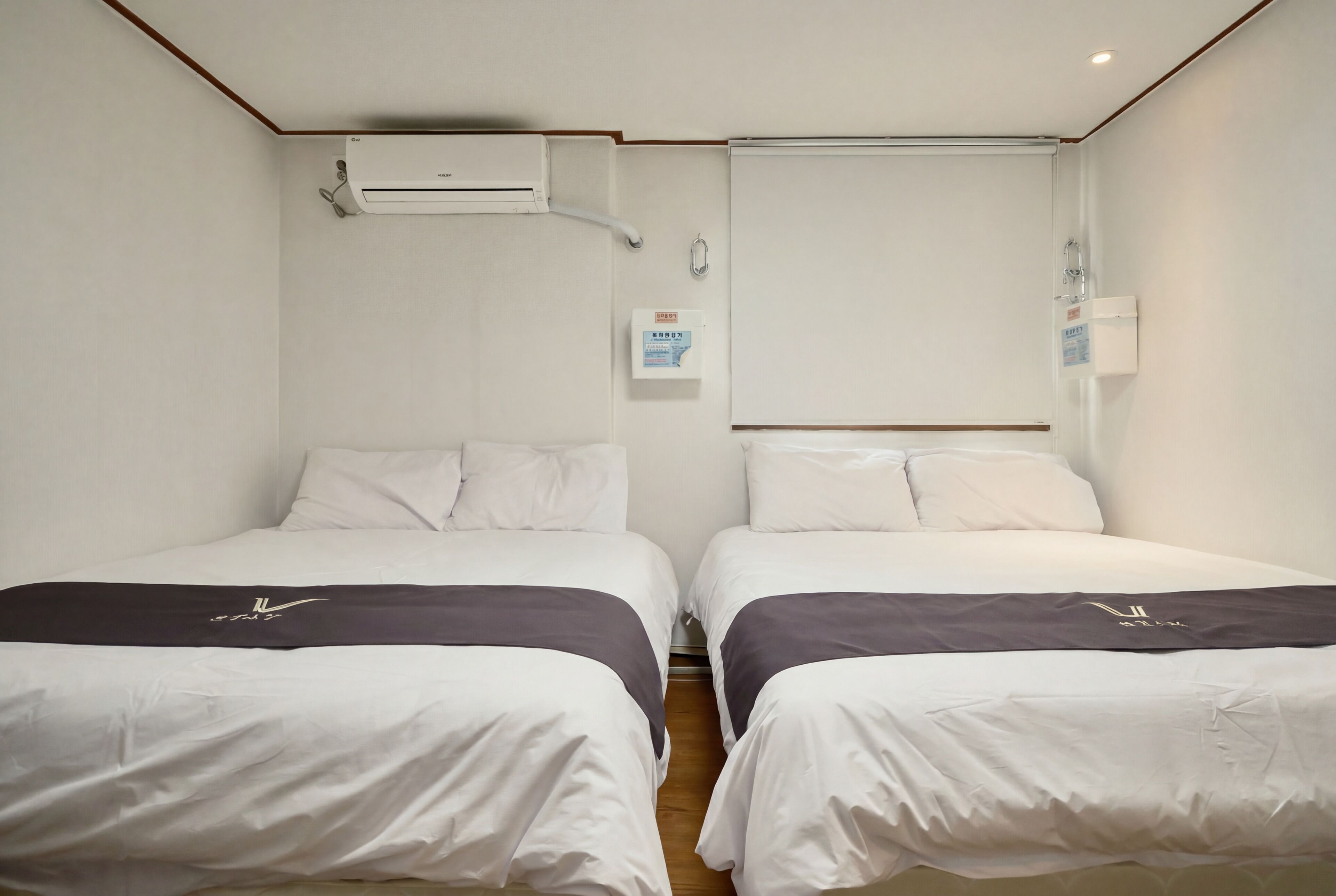 Habitación cuádruple | Tabla de planchar con plancha, wifi gratis y ropa de cama 
