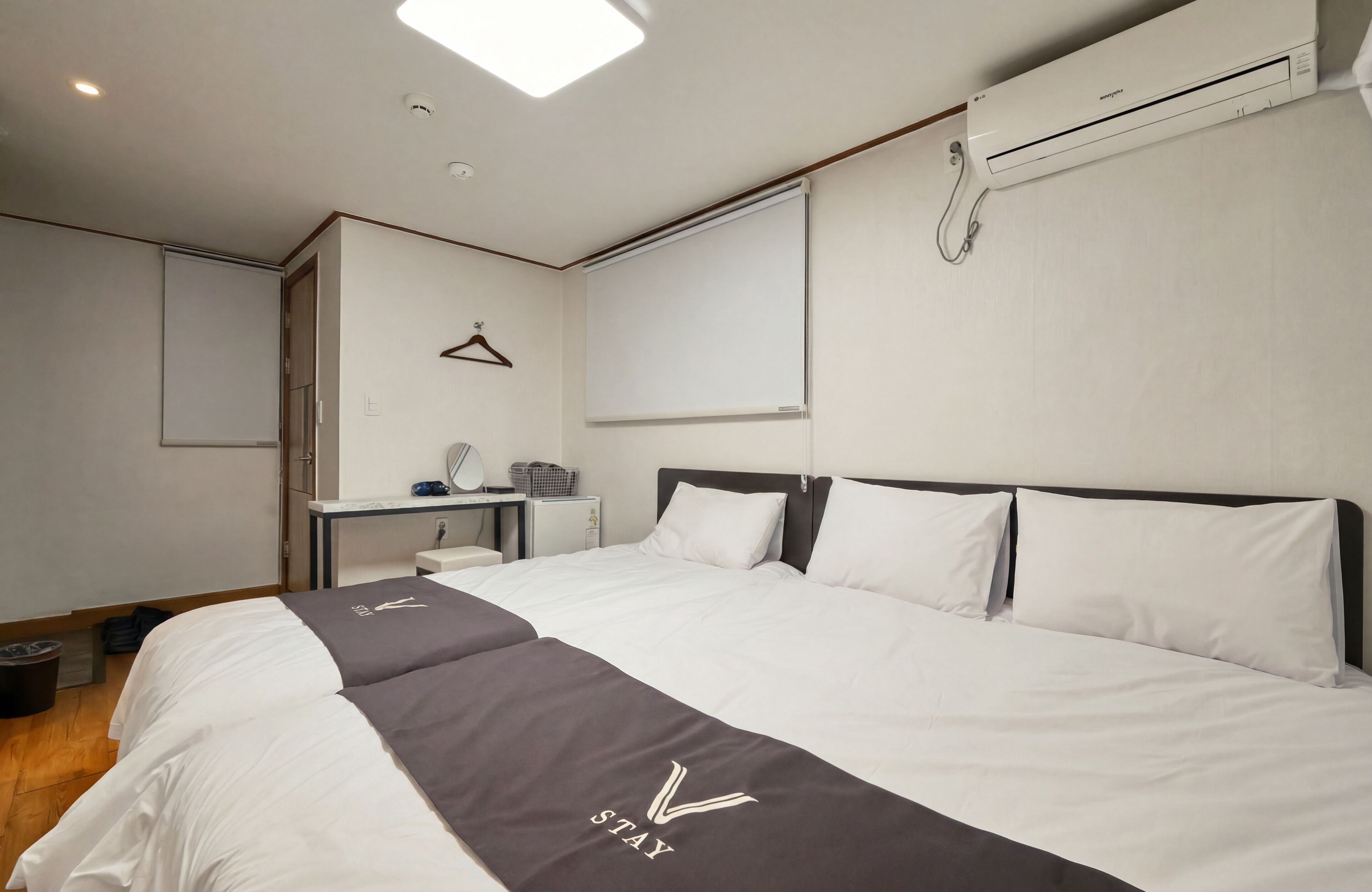 Habitación triple | Tabla de planchar con plancha, wifi gratis y ropa de cama 
