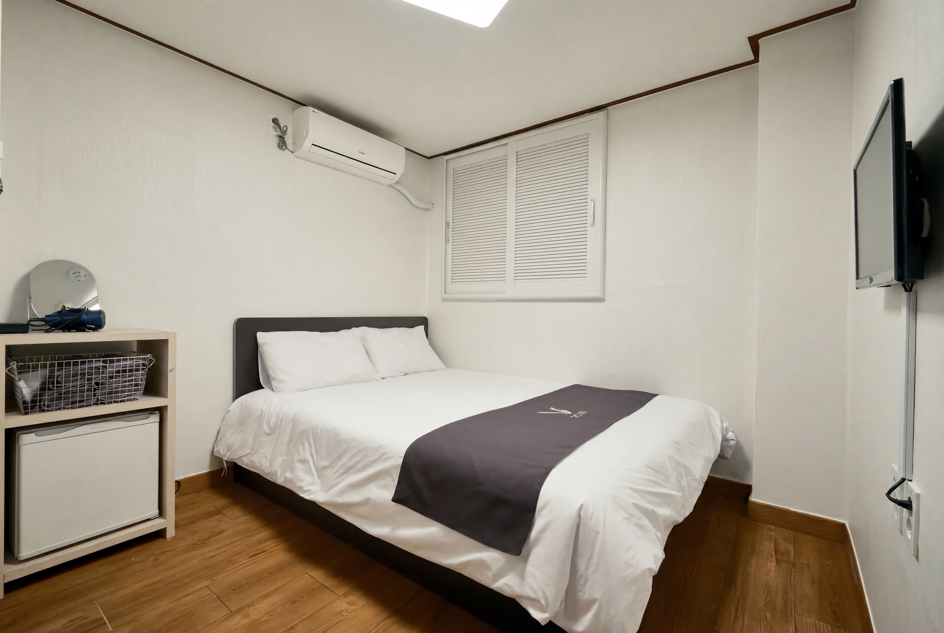 Habitación doble | Tabla de planchar con plancha, wifi gratis y ropa de cama 