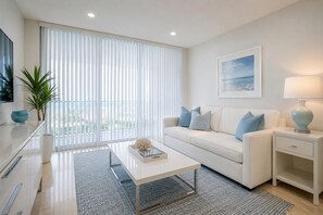 Standard Room | Living area - The Modern Maple Hotels (Toronto)