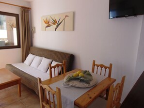Dining - Appartement mit großem Gemeinschaftspool by Interhome (Sant Carles Peralta)