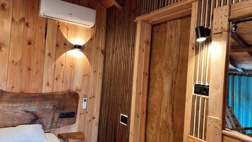 Tabla de planchar con plancha, wifi y ropa de cama