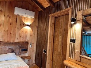 Tabla de planchar con plancha, wifi y ropa de cama 