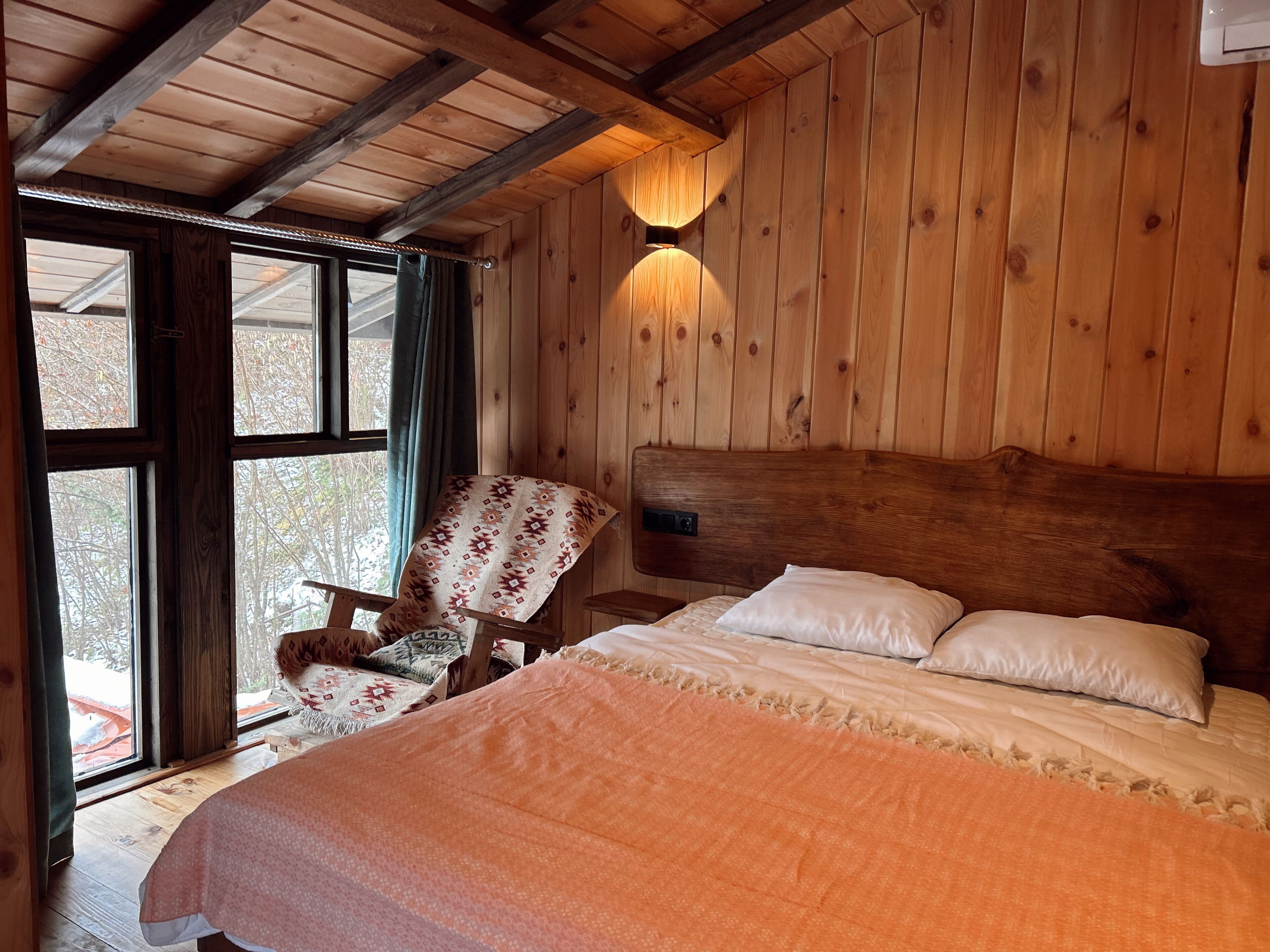 Tabla de planchar con plancha, wifi y ropa de cama 