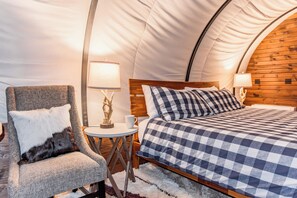 Room - Lux Glamping Wagon - with A/C, WIFI, Full Bath (Sevierville)