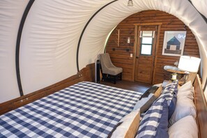 Room - Lux Glamping Wagon - with A/C, WIFI, Full Bath (Sevierville)